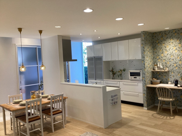 ダイニングテーブルやユーティリティスペースも設置。より空間的にキッチンをイメージしていただけます。